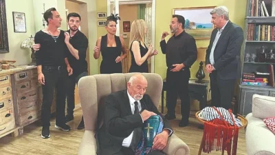 Μην αρχίζεις τη Μουρμούρα: Θρήνος στην κηδεία της Βούλας - Το "αντίο" του αγαπημένου της Μηνά