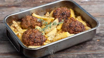 Μπιφτέκια στο φούρνο με πατάτες: Τι δεν κάνεις σωστά και σου βγαίνουν πέτρα