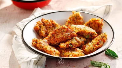 Μύρισε καλοκαίρι: Ντοματοκεφτέδες των 15 λεπτών - Ζουμεροί με δυόσμο και πικάντικο κεφαλοτύρι