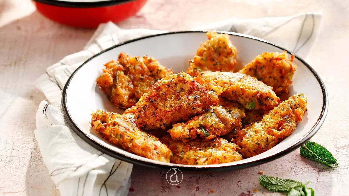 Μύρισε καλοκαίρι: Ντοματοκεφτέδες των 15 λεπτών - Ζουμεροί με δυόσμο και πικάντικο κεφαλοτύρι