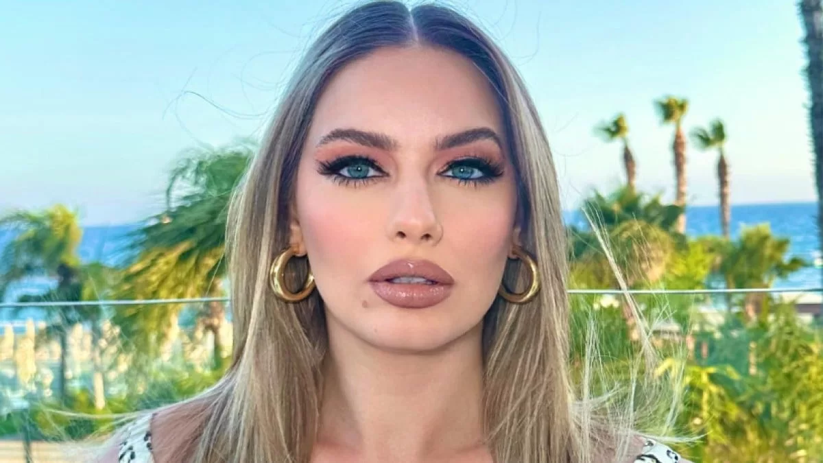 Αγνώριστη η Ντόρα Μακρυγιάννη μετά την ξαφνική αλλαγή στην εμφάνισή της - Έβαψε τα κατάξανθα μαλλιά της