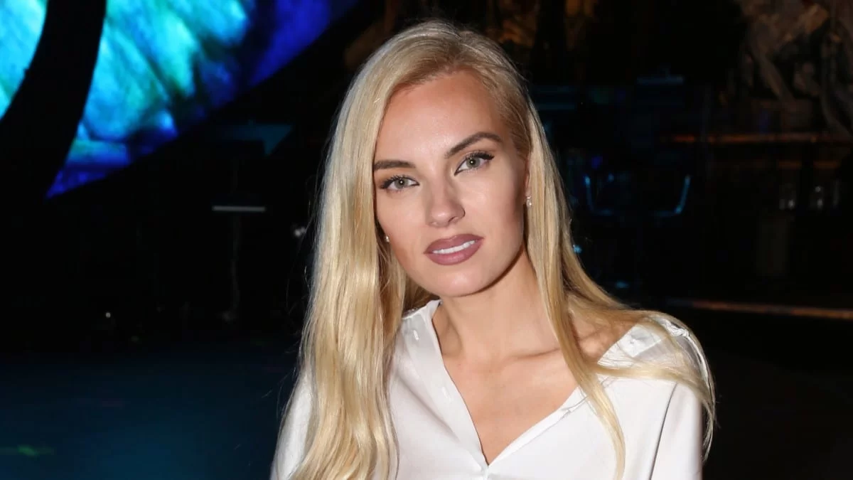 Τζούλια Νόβα: Ποζάρει στην παραλία με κοιλιακούς που βγάζουν  μάτι