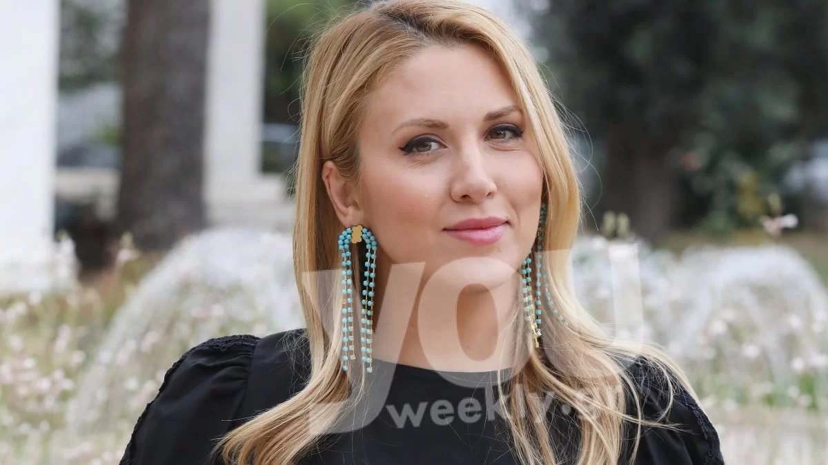 Ξαπλωμένη στην άμμο με το μπλε ολόσωμο μαγιό της - ''Ζάλισε'' ολόκληρη την παραλία η Πετρογιάννη