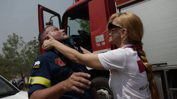 Σκηνές που ''κόβουν'' την ανάσα - Πυροσβέστης λιποθύμησε στο πύρινο μέτωπο