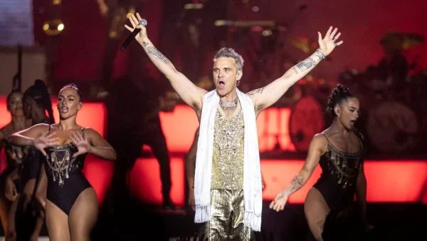 Σάλος με την εμφάνιση του Ρόμπι Γουίλιαμς στο Rockwave Festival - Η προσβλητική ατάκα για του Έλληνες