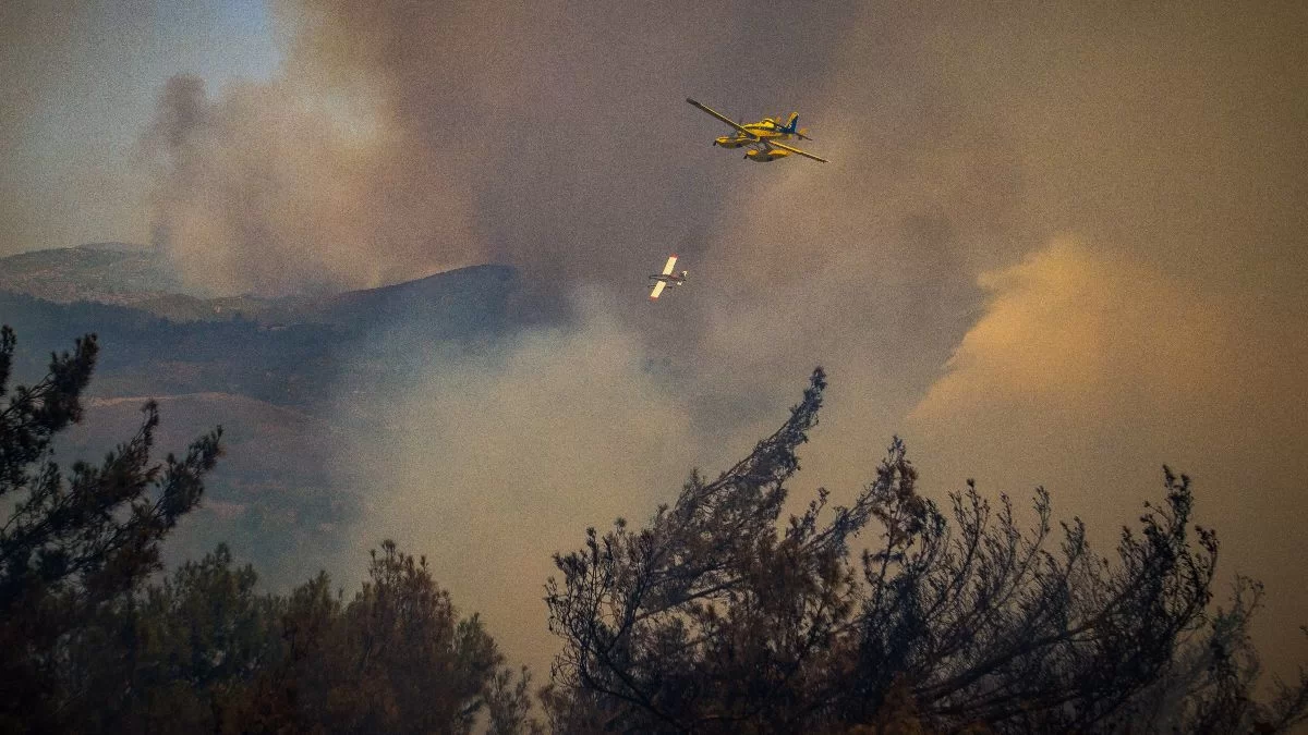 Ρόδος: Η φωτιά μπήκε στο  Ασκληπιείο - Καίγονται σπίτι και καταστήματα