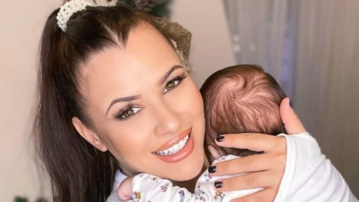 Συγκινημένη Λάουρα Νάργες - Η αντίδραση της όταν είδε το γιο της να μπουσουλάει (Βίντεο)