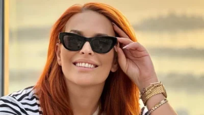 Απίστευτα μαυρισμένη σε πισίνα με γαλαζοπράσινα νερά - Το σώμα της Σίσσυ Χρηστίδου μέσα στο ροζ μαγιό της