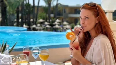 Ανανεωμένη και φανερά αδυνατισμένη η Σίσσυ Χρηστίδου - Φωτογραφίες από τις διακοπές της στην Πάτμο με την ιδιαίτερη παρέα της