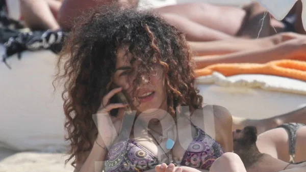 Πόζαρε με το καλλίγραμμο κορμί της και ένα ποτήρι κρασί στο χέρι - Χωρίς ψεγάδι το σώμα της Σολωμού με μαγιό