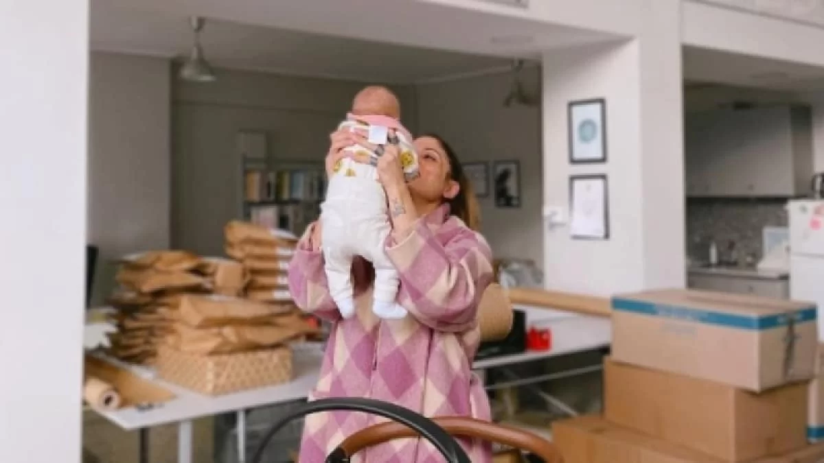 Με ριγέ μαγιό στη θάλασσα η μικρή Ολίβια - Η φωτογραφία της Μαίρης Συνατσάκη από το πρώτο μπάνιο με την κόρη της