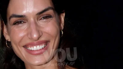 Με φλοράλ φόρεμα και λευκά sneakers - Η εντυπωσιακή εμφάνιση της Τόνιας Σωτηροπούλου σε συναυλία του Κωστή Μαραβέγια