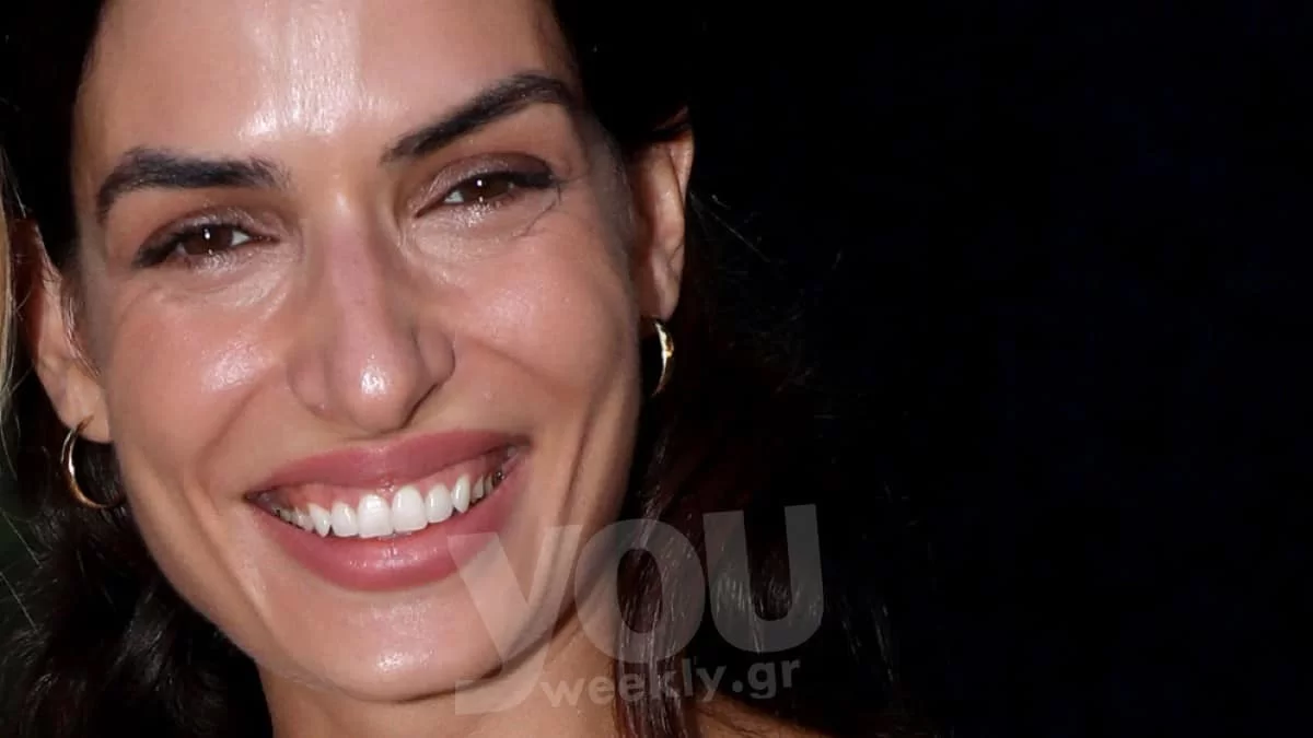 Με φλοράλ φόρεμα και λευκά sneakers - Η εντυπωσιακή εμφάνιση της Τόνιας Σωτηροπούλου σε συναυλία του Κωστή Μαραβέγια