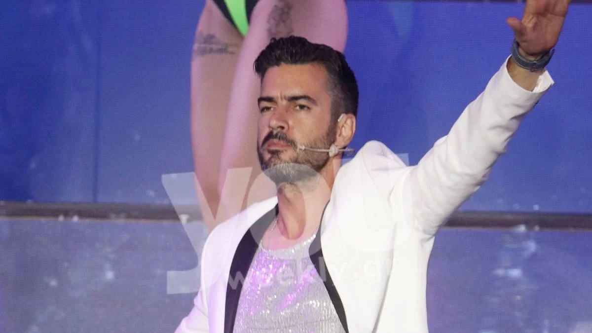 Στιγμές συγκίνησης για τον Τσιμιτσέλη - Του έκαναν έκπληξη γενεθλίων στο κατάμεστο θέατρο πάνω στην σκηνή (Βίντεο)