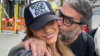 Φιλιούνται παθιασμένα στην ακροθαλασσιά: Η φωτογραφία με την οποία ευχήθηκε ο Μπισμπίκης στην Βανδή για τα γενέθλιά της