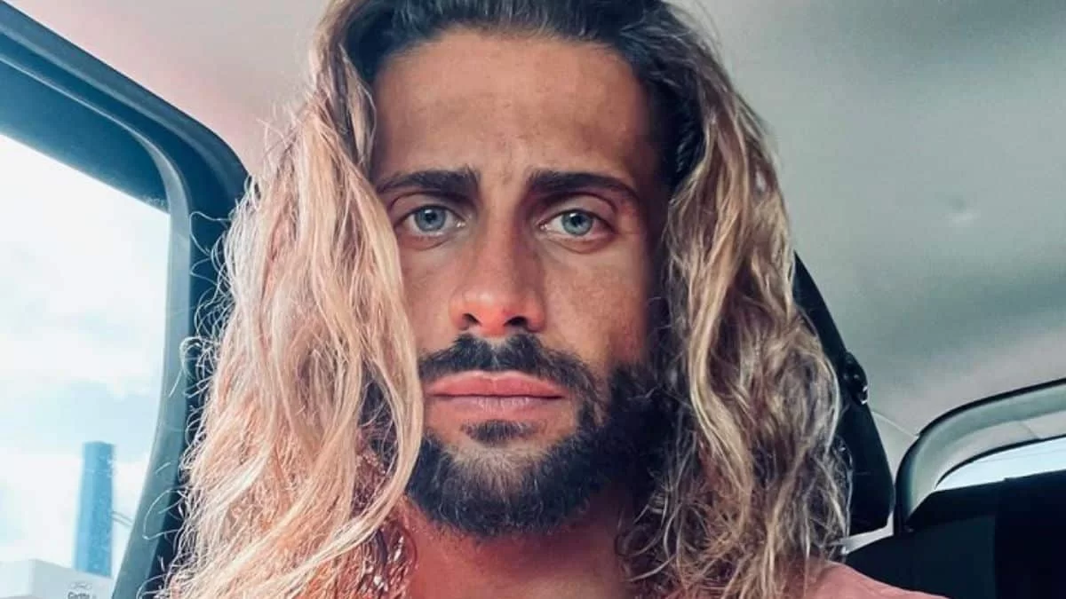 Με ράστα μαλλιά και ντυμένος στα λευκά: Ο Κωνσταντίνος Βασάλος έγινε νονός - Το σχόλιο της Ευρυδίκης Βαλαβάνη