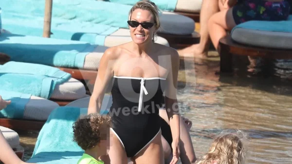 Με λευκό και κίτρινο ολόσωμο - Η εμφάνιση της Καγιά στην παραλία με την κόρης της, Μπιάνκα Κρασσά