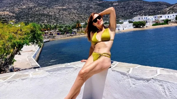 Σε χλιδάτο σκάφος με φόντο την θάλασσα - Βγάζουν μάτι οι γραμμωμένοι κοιλιακοί της Βίκυς Χατζηβασιλείου