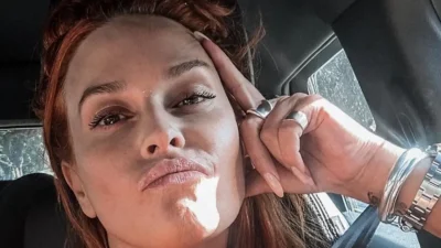 Απολάμβανε το χυμό της στο mini bar της πισίνας - Χαλαρή με πράσινο μαγιό η Σίσσυ Χρηστίδου