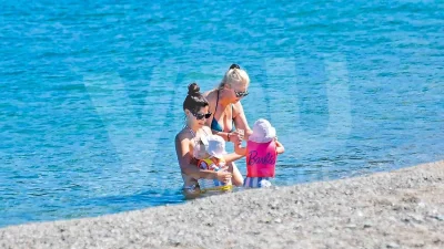 Χριστίνα Μπόμπα: Με τις δίδυμες και την πεθερά σε παραλία της Αντιπάρου - Το μπραζίλ μπικίνι της έκλεψε τις εντυπώσεις