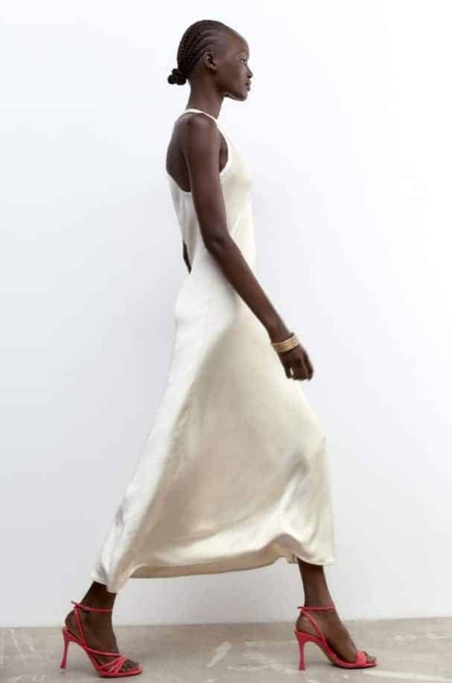 Το πιο hot πέδιλο της σεζόν στο Zara με 9,99 ευρώ και tips για να το βάλεις σωστά!