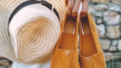 Το πιο hot πέδιλο της σεζόν στο Zara με 9,99 ευρώ και tips για να το βάλεις σωστά!