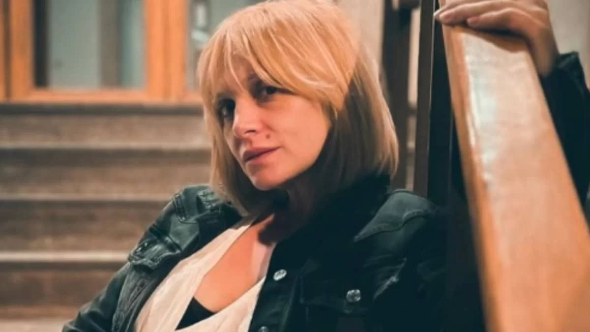 «Όση δύναμη μου έχει απομείνει...» - Η εξομολόγηση της Ελεωνόρας Ζουγανέλη με ένα λουλούδι στο χέρι