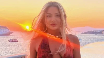 Βούτηξε σε πισίνα που είχε θέα το απέραντο γαλάζιο - ''Κόβει'' την ανάσα η Ζόζεφιν με το χρυσό μεταλιζέ μαγιό της