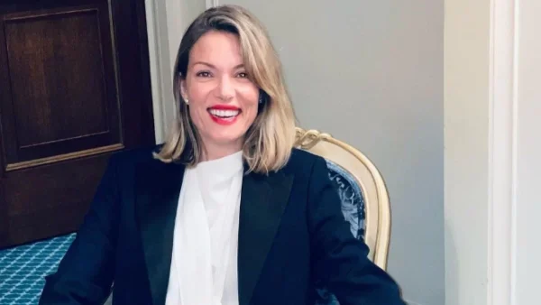 Με το «νυχτικό» της στους δρόμους της ρομαντικής Βενετίας - Χαμός με την εμφάνιση της Βίκυς Καγιά