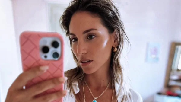 «Κατάντια! Είστε και μητέρα, συγχαρητήρια» - Θύελλα αντιδράσεων κάτω από την ανάρτηση της Αθηνάς Οικονομάκου με μπικίνι