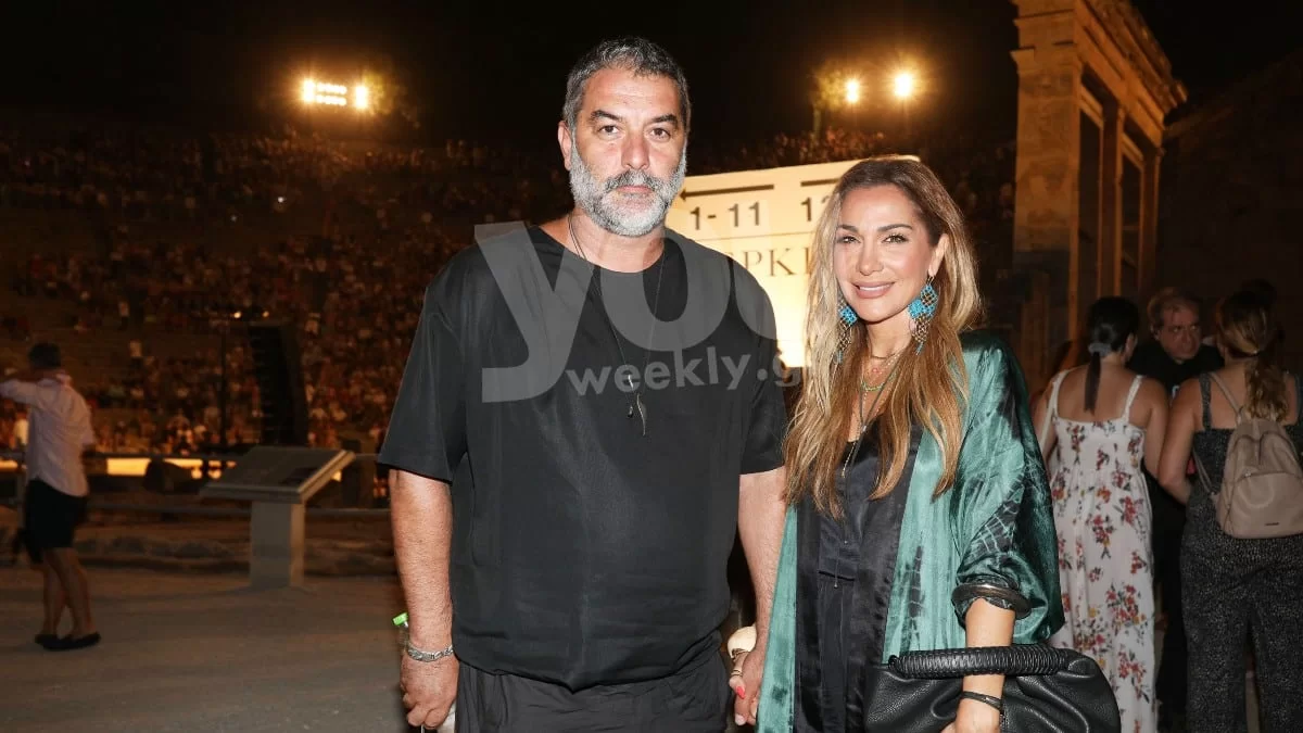 Σαν να βγήκε από σαφάρι ο Βασίλης Μπισμπίκης - Με πράσινο σατέν κιμονό η Δέσποινα Βανδή στο πλευρό του στην Επίδαυρο