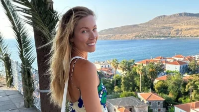 Με λεοπάρ μπικίνι και γραμμωμένη κοιλιά πάνω σε σανίδα με τον γιο της, Κωνσταντίνο - Δεκάδες αντιδράσεις για το σώμα της Μαριέττας Χρουσαλά