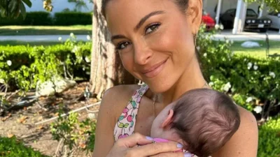 Έγινε 40 ημερών η κόρη της και πήρε την ευχή του παππά - Με λευκό μακρύ φόρεμα η Μενούνος στην εκκλησία