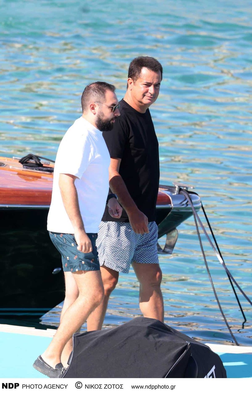 Ατζούν Ιλιτζαλί: Σκεπτικός στο σκάφος του - Φωτογραφίες από τις διακοπές του στη Μύκονο