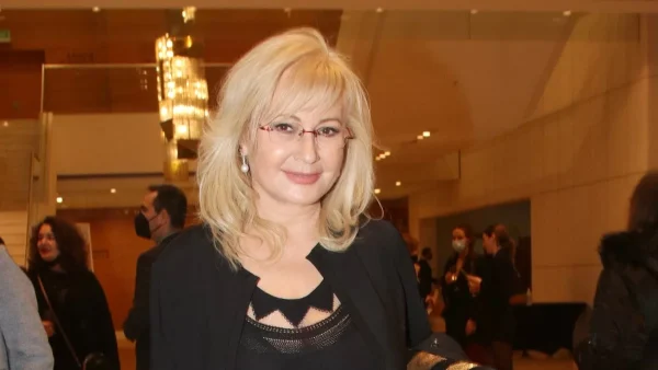 Με εμπριμέ μπικίνι η Αγγελική Νικολούλη - Η πόζα της στην ακροθαλασσιά