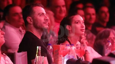 Αντάλλασσαν ματιές και χαμογελούσαν συνεχώς ο ένας στον άλλο - Τα τρυφερά τετ α τετ του Γιώργου Αγγελόπουλου με τη Δήμητρα Βαμβακούση στο θέατρο