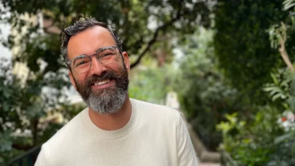 Ξεγυμνώθηκε ο Άγγελος Μπράτης - Χωρίς εσώρουχα στην είσοδο του σπιτιού του