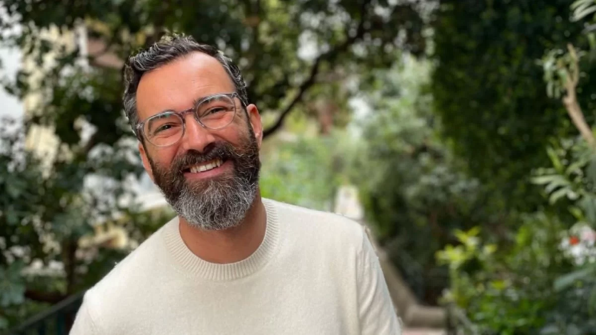 Ξεγυμνώθηκε ο Άγγελος Μπράτης - Χωρίς εσώρουχα στην είσοδο του σπιτιού του