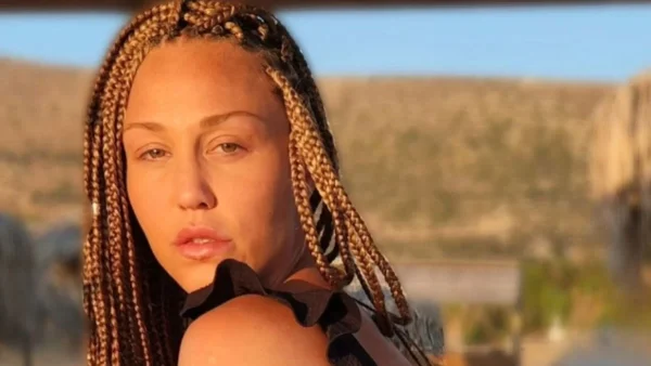 Πόζαρε χωρίς το πάνω εσώρουχο - Έβαλε ''φωτιές'' η Πηνελόπη Αναστασοπούλου με την topless φωτογραφία της