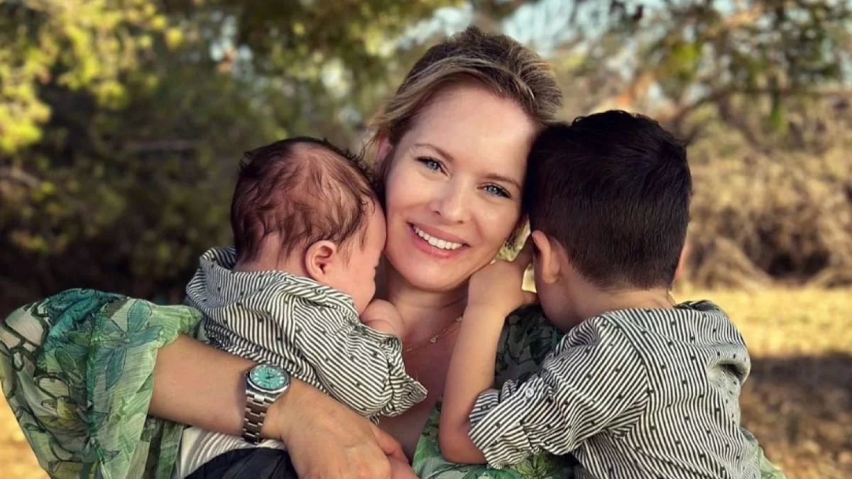 Στην παραλία αγκαλιά με τους γιους της - Εντυπωσιάζει η Ανίτα Μπραντ με το σώμα της μετά τη γέννα και το αψεγάδιαστο πρόσωπό της