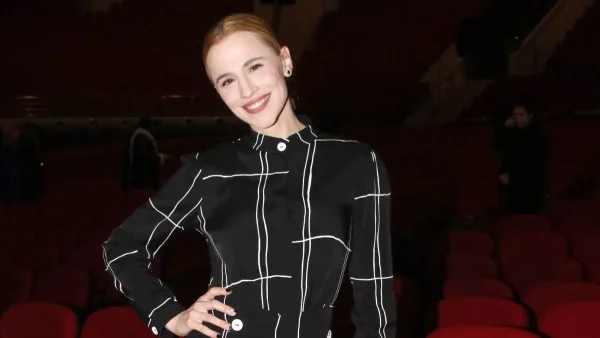 Νάντια Μπουλέ: Η τρυφερή φωτογραφία με αγκαλιά την κόρη της από το εξοχικό σπίτι στις διακοπές τους