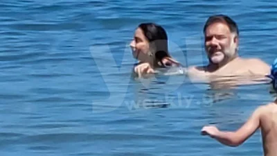Αποκλειστικές φωτογραφίες: Βουτιές σε παραλία της Κρήτης για τον Γρηγόρη Αρναούτογλου και την Νάνσυ Αντωνίου