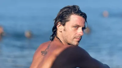 Ολόγυμνος μέσα στη θάλασσα ο Αποστόλης Τότσικας μπροστά στη σύζυγό του - Η φωτογραφία που δημοσίευσε