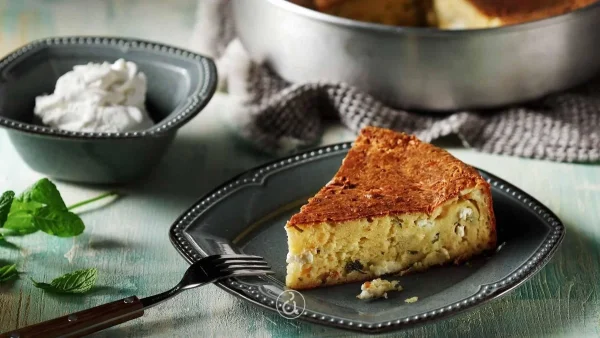 Την λες και τεμπελόπιτα: Εύκολη και γρήγορη αφράτη τυρόπιτα χωρίς φύλλο σε χρόνο dt