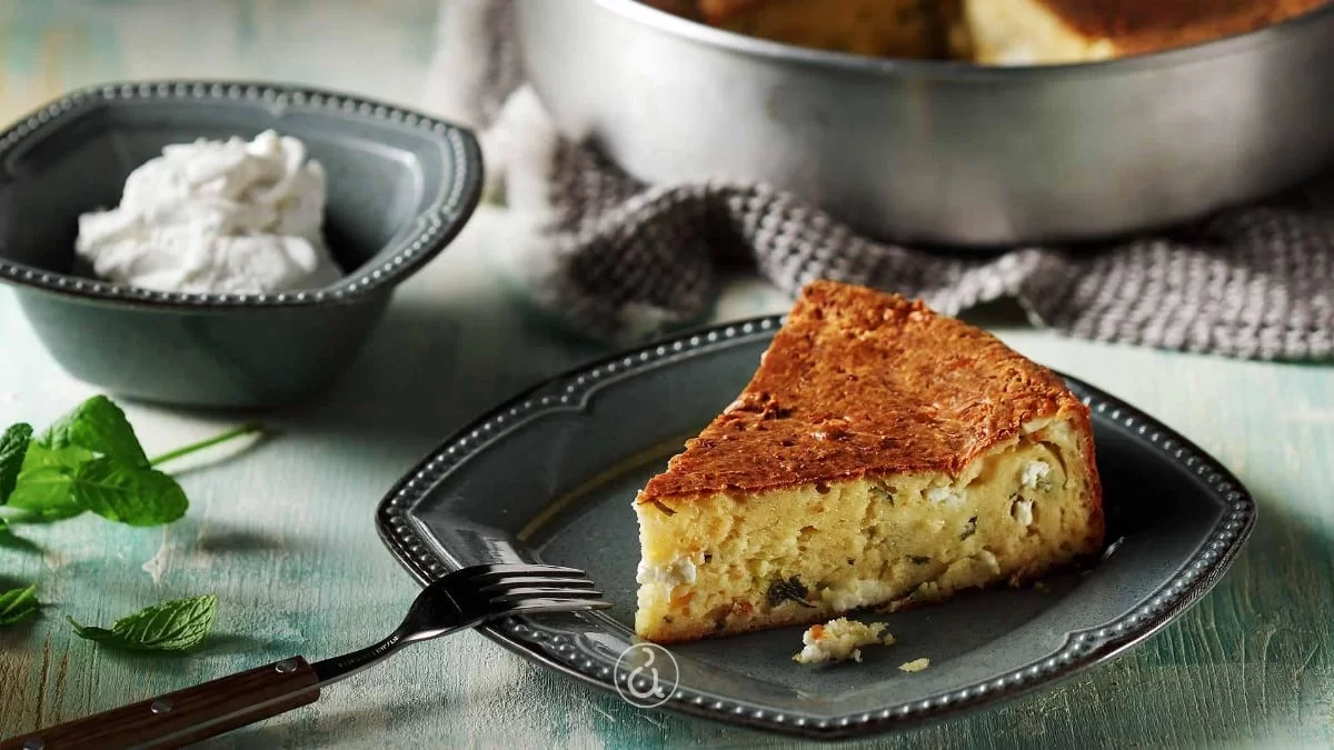 Την λες και τεμπελόπιτα: Εύκολη και γρήγορη αφράτη τυρόπιτα χωρίς φύλλο σε χρόνο dt