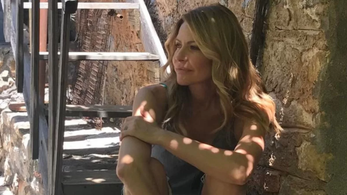 Σαν αρχαία Ελληνίδα θεά μέσα στο λευκό της φόρεμα - Ονειρικές φωτογραφίες της Τζένης Μπαλατσινού από την Πάτμο