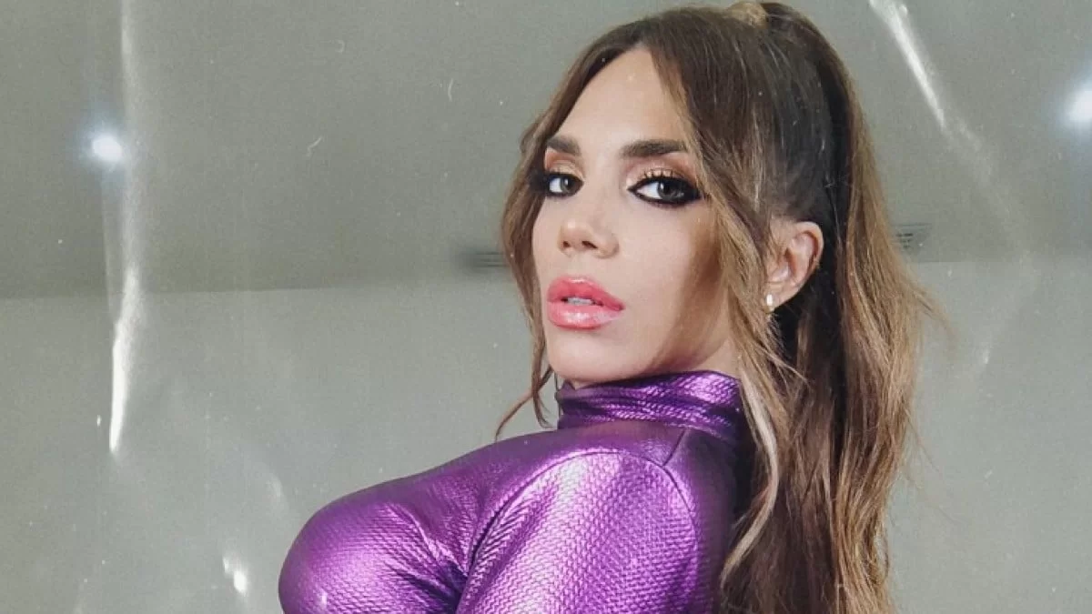 Τέρμα τα μακριά μελαχρινά μαλλιά - Αγνώριστη η Κρυσταλλία Ρήγα με κατάξανθα ράστα σε παραλία στην Αίγινα