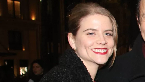 Με μοβ μπικίνι μέσα σε πολύχρωμο φουσκωτό - Οι νέες φωτογραφίες της Δανάης Μιχαλάκη στους πρώτους μήνες εγκυμοσύνης της