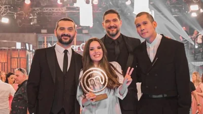 Ίδια η Μαρία Μπέη σε ξανθό - Αυτή είναι η μητέρα της νικήτριας του MasterChef 7