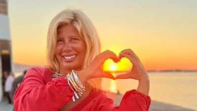 Ανέμιζε τη σημαία με τον τίτλο της εκπομπής «Αλήθειες με τη Ζήνα» σε όλη τη Νέα Υόρκη - Φωτογραφίες από το υπερατλαντικό ταξίδι της Κουτσελίνη